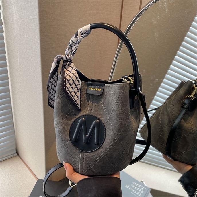 Bolso de mano popular de este año, dama, primavera y verano, 2026 nuevo bolso de cubo de vaquín universal, nicho de textura, mochila