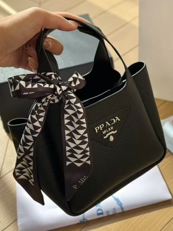 2024P Home Vegetable Basket Nuevo estilo Mini bufanda de seda Bolso de cubo Bolso de piel de vaca real Bolso de mujer de pie de capacidad al por mayor