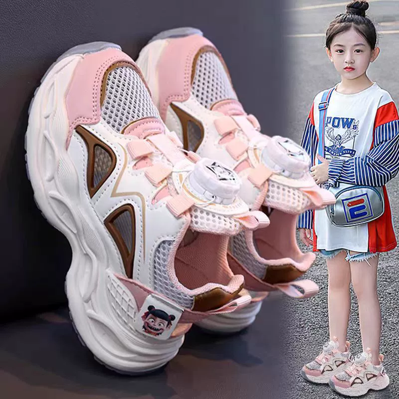 Детские сетчатые односетчатые полые спортивные сандалии 2025 Летние мультяшные куклы модные туфли на пуговицах