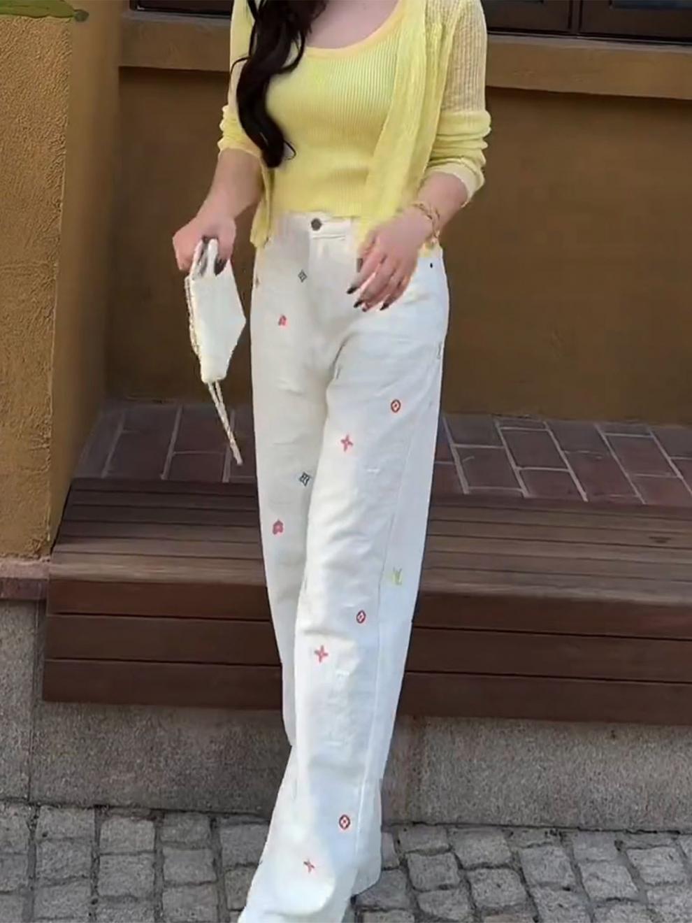 Vita jeans med hög midja och vida ben med broderat mönster_voghion.com