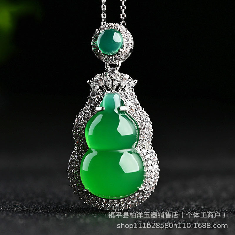 세련되고 다재다능한 칼세도니 목걸이 중국 스타일 칼세도니 호박에 풀 그린 다이아몬드 아게이트 옥 선물 펜던트가 박혀 있음