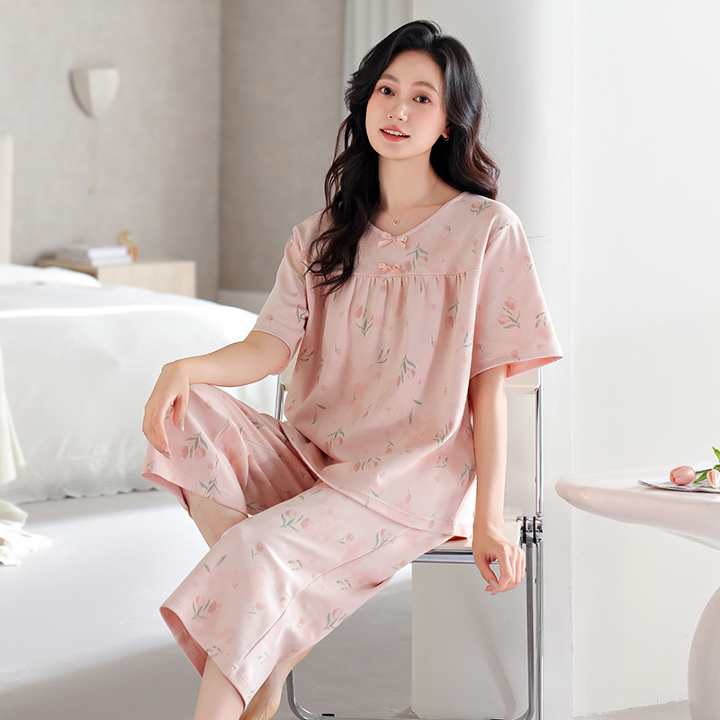 Summer Women's Favorite Pastoral Floral Pajamas Are Breathable Soft Cotton and Can Be Worn Outside by Mothers, Featuring Short Sleeves and Capri Pants Loungewear Summer Women's Favorite Pastoral Floral Pajamas Are Breathable Soft Cotton and Can Be Worn Outside by Mothers, Featuring Short Sleeves and Capri Pants Loungewear