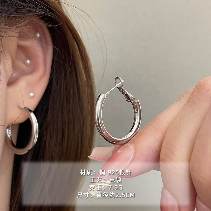 2025 nuevo estilo verano de moda anillo plateado círculo negro círculo fino temperamento europeo y americano aretes dorados de todo fósforo