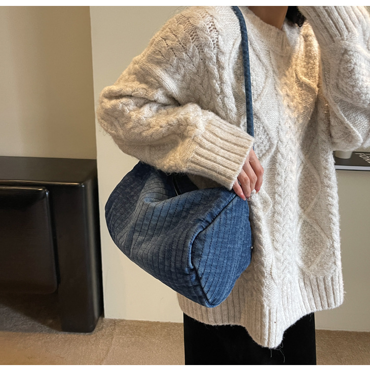 Frau Groß Denim Einfarbig Strassenmode Kissenform Reißverschluss Schultertasche Umhängetasche display picture 8