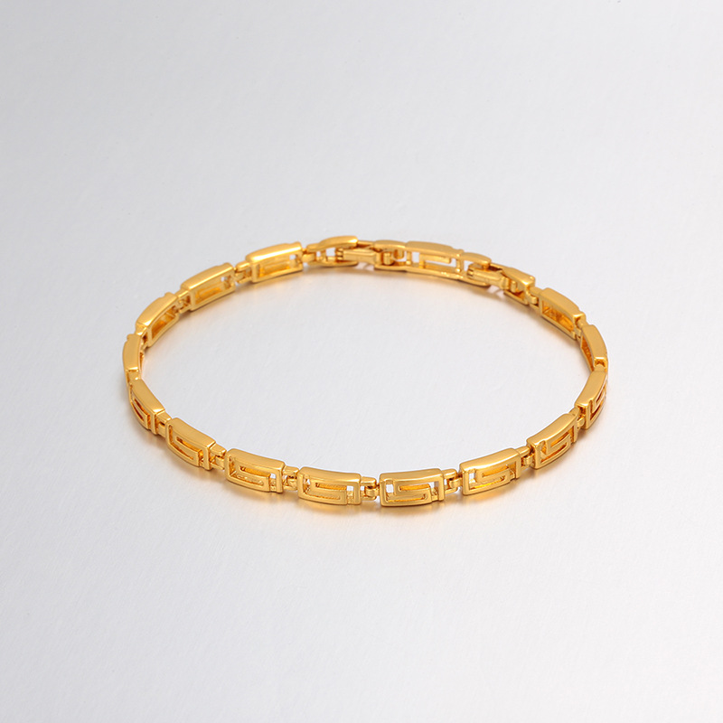 Xuping Europa y los Estados Unidos transfronterizos geométricos pulsera de hebilla cuadrada aleación de cobre chapado 24k oro imitación de lujo ligero joyas de mano