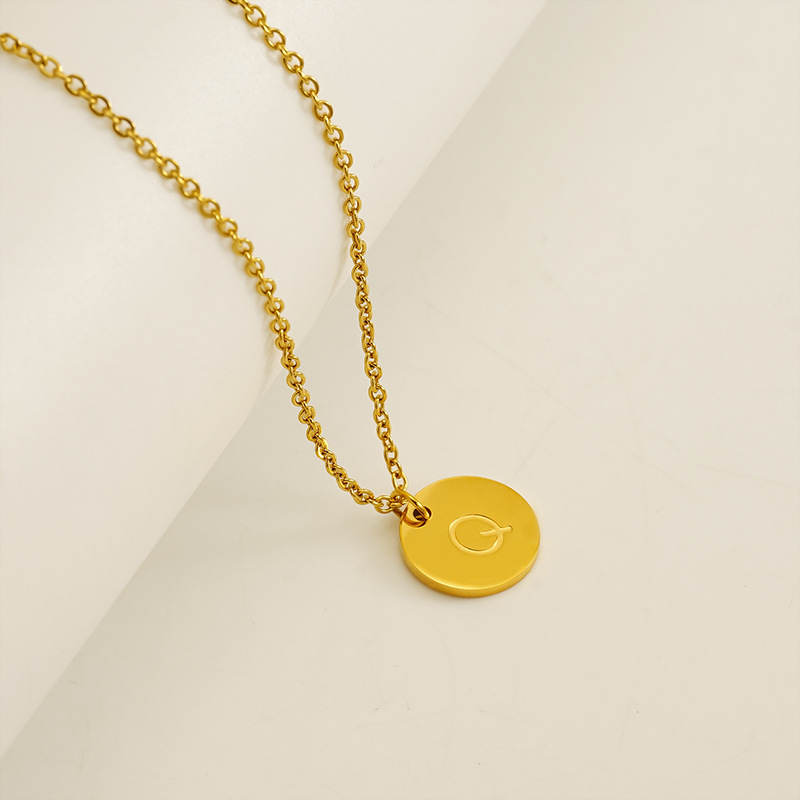 Europa y los Estados Unidos venta caliente alta sensación de colgante de letras de acero inoxidable collar de oro de acero titanio inglés al por mayor cadena clavícula