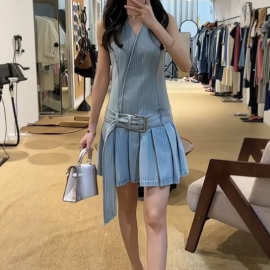 美式辣妹风牛仔连衣裙女浅蓝竖纹挂脖V领无袖收腰腰带百褶包臀裙