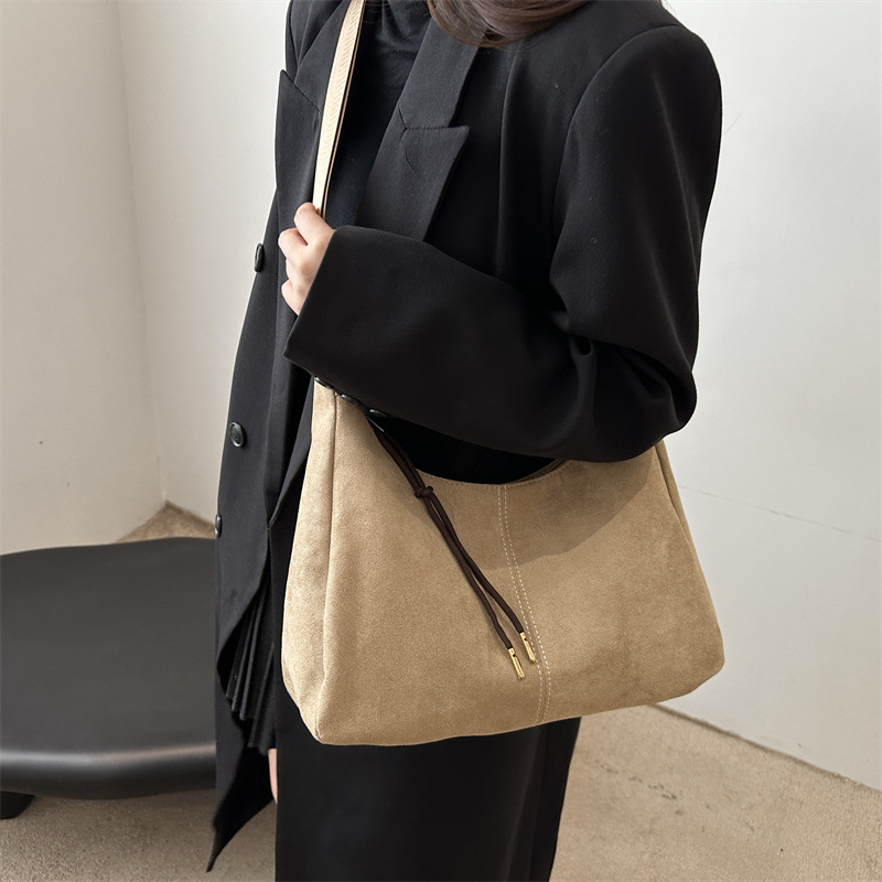 Bolso de mujer otoño y invierno 2024 nuevo estilo retro nicho tendencia brazalete universal bolso de hombro diario