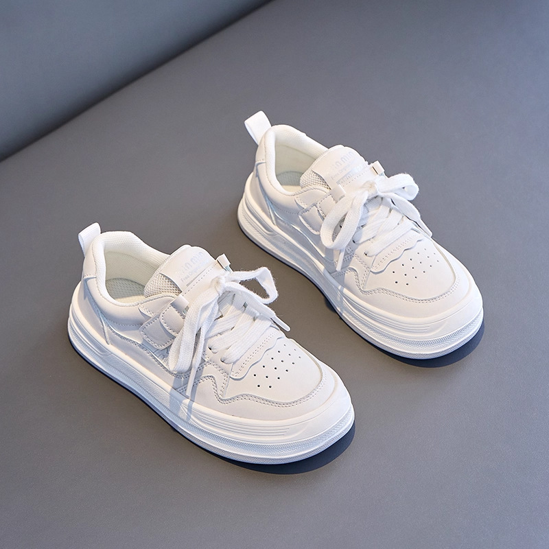 Zapatos deportivos de niñas de otoño 2025 nuevos zapatos blancos de estudiantes zapatos casuales para niños de moda zapatos de skate