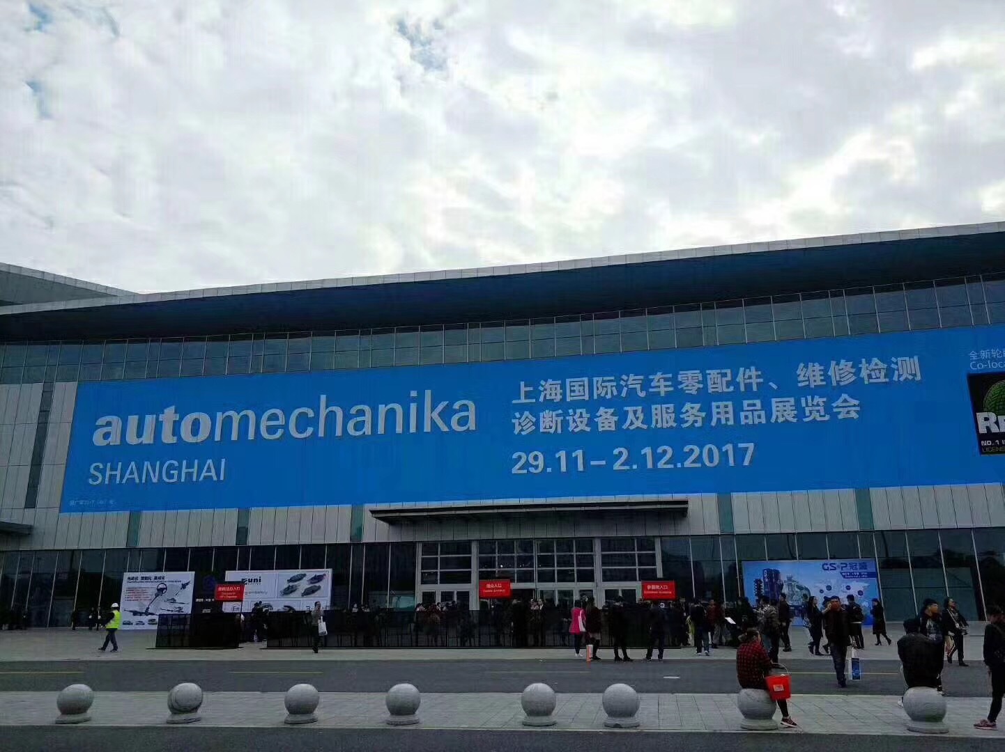 8265779264_1880984629