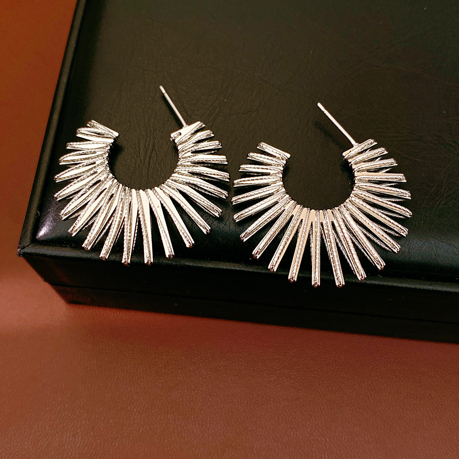Agujas de plata redondas en forma de C pernos personales transfronterizos europeos y estadounidenses temperamento de nicho exagerado pendientes de lujo ligero de alta sensación pendientes para mujeres