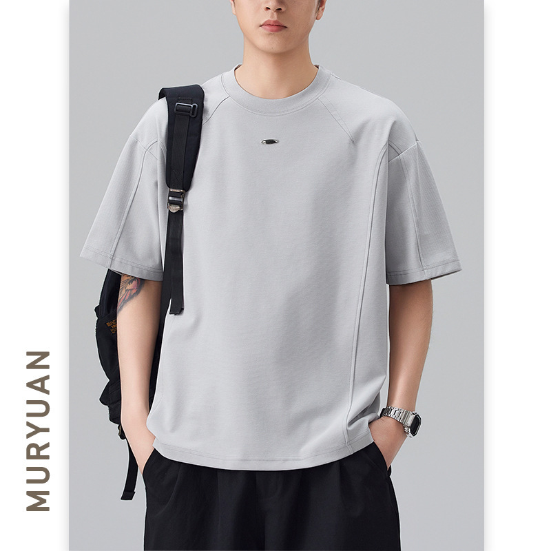 Muyuan Men's Clothing 2026 Summer New Style Metal Logo Decorated Short Sleeve T-Shirt Men's Simple Loose Round Neck Top Muyuan Men's Clothing 2026 Summer New Style Metal Logo Decorated Short Sleeve T-Shirt Men's Simple Loose Round Neck Top