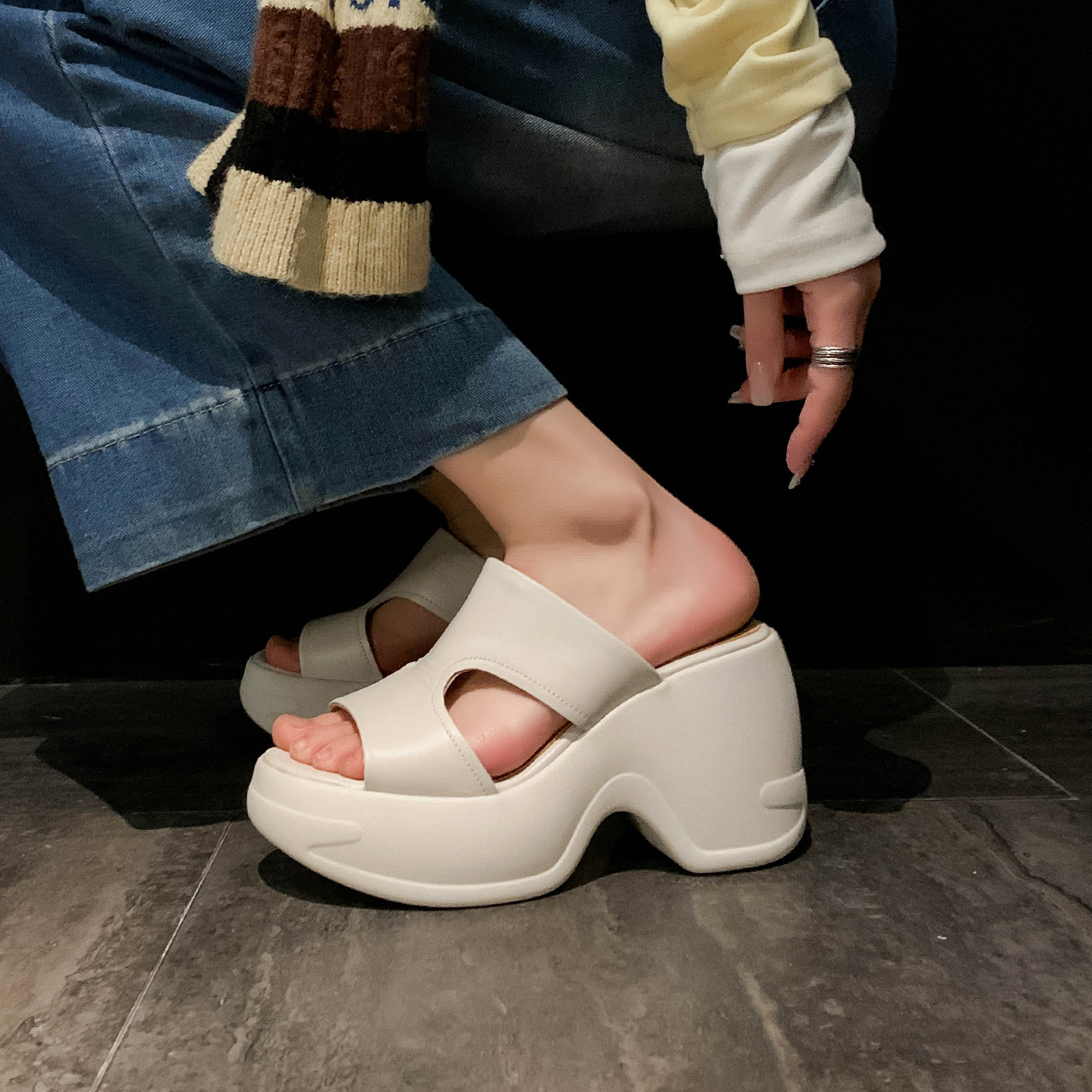 Dép sandal nữ quai chữ V đế bánh mì cao 10 cm da bò thật — màu trắng ngà, màu mơ