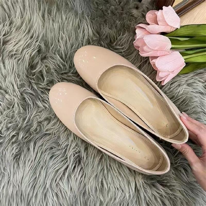 Zapatos de cuero lacado desnudo franceses para mujeres primavera y verano 2026 nuevos zapatos de trabajo de altura interior de cabeza redonda de moda