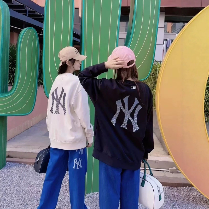 MLB's new autumn and winter collection features unisex gradient color large logo loose casual versatile pullover crew neck sweatshirts
