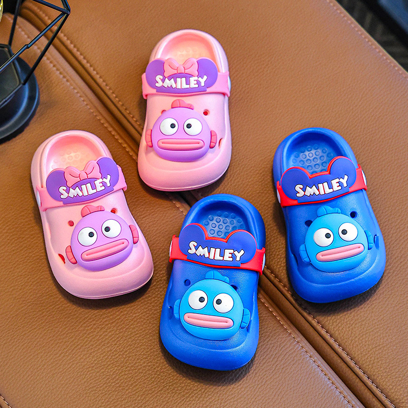 Nuevas zapatillas infantiles de verano para niños antideslizantes domésticos de dibujos animados para bebés con base suave zapatillas frías agujeros
