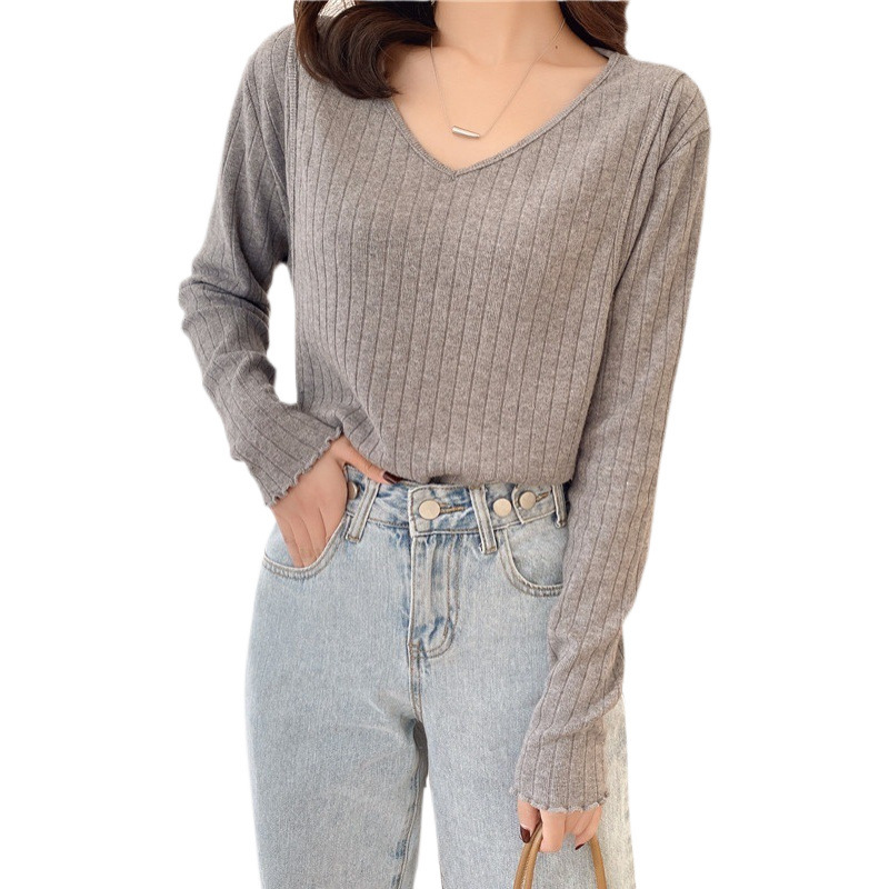 授乳用の底のシャツの産後の乳の服の中でvネックの上着を掛けます。|undefined