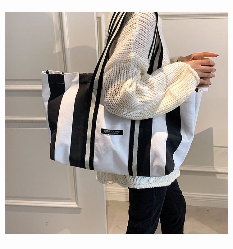 Canvas Large Capacity Fashion Striped One-shoulder Underarm Bag Autumn And Winter Texture Sports Tote Bag display picture 3