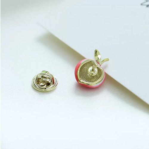 Xiaoxiangfeng peach brooch, high-end women's new cute fruit pin, anti-exposure button collar pin, waist tightening artifact