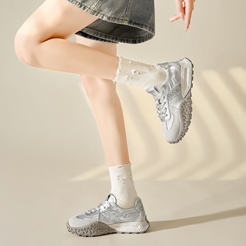 Zapatos de entrenamiento para mujeres de otoño 2025 nuevos zapatos blancos casuales ligeros y adelgazantes