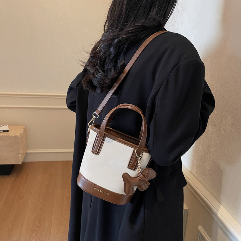 Bolso de tendencia explosiva para mujeres 2025 nuevo estilo versátil bolso de hombro simple de alto nivel nicho bolso de cubo