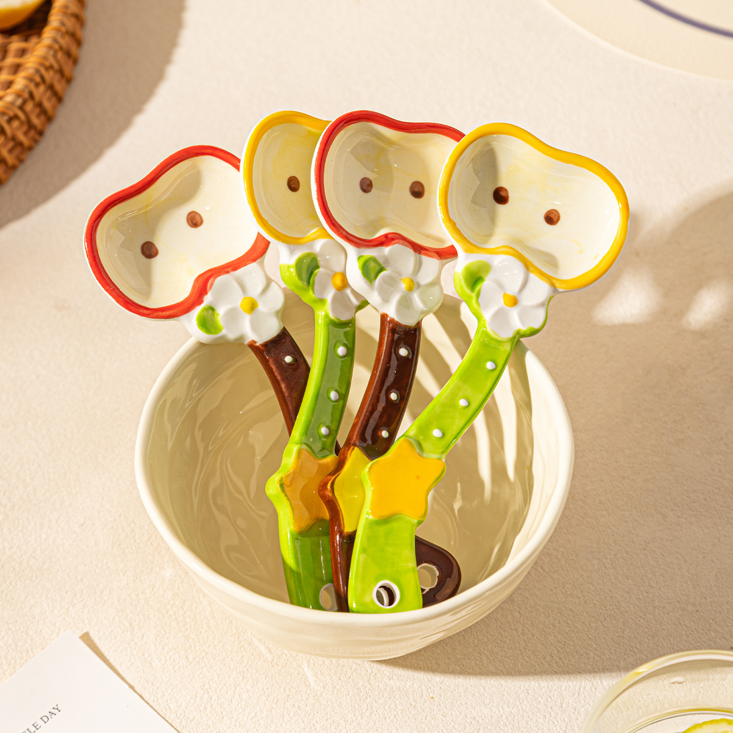 Cuchara de mango largo de manzana de dibujos animados adorable comida especial para niños dulces caseros cuchara de yogur de cerámica de grado alimenticio