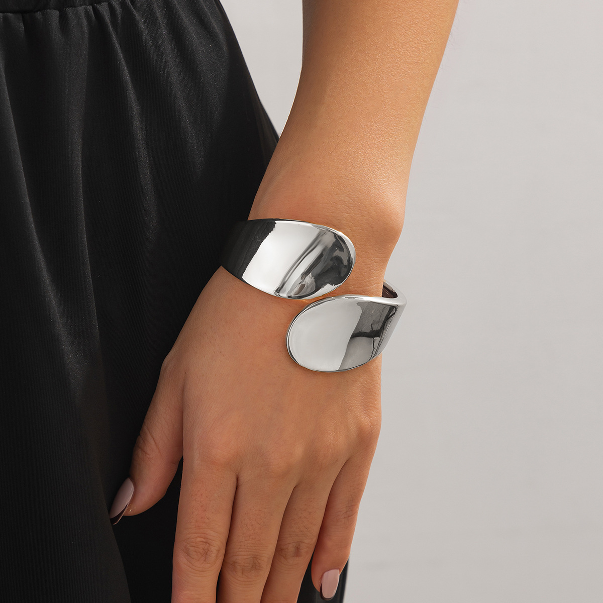 Retro Punk Solid Color Alloy Bangles Wholesale display picture 4