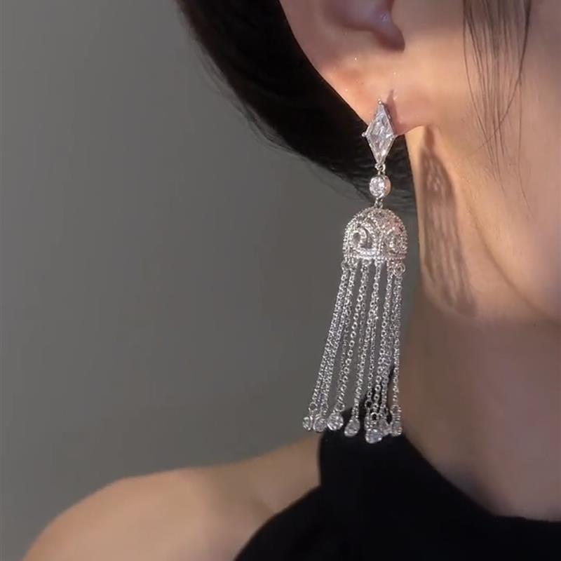 Agujas de plata, diamantes, linternas geométricas, pendientes con borlas, moda, lujo ligero, pendientes de viento frío, pendientes, sentido de clase alta