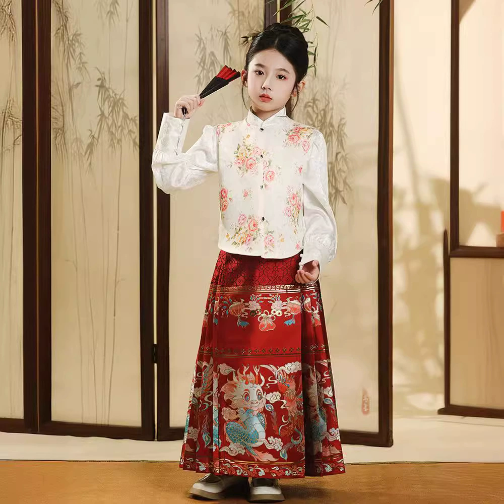 Детский костюм с конским лицом весной