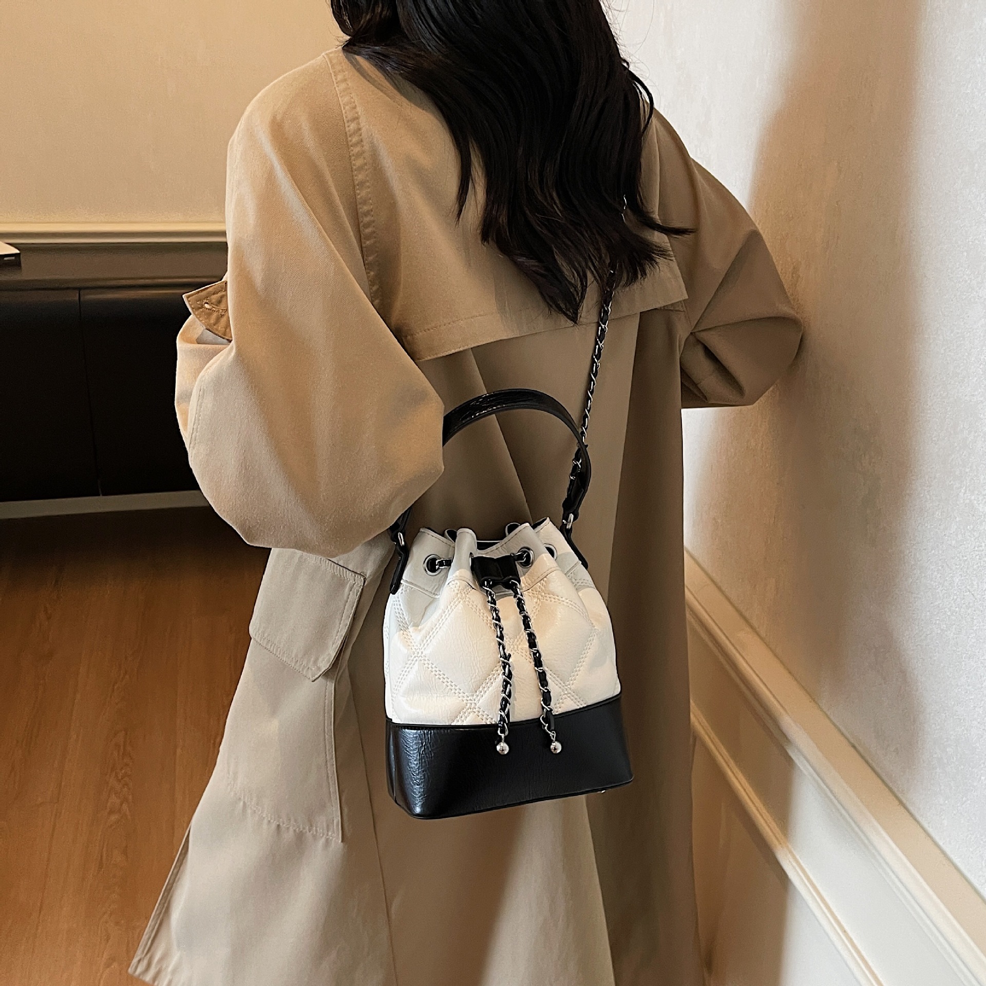 Bolso de diseño coreano de nicho para mujeres 2025, nuevo bolso de hombro de alta calidad, bolso de cubo de agua de cadena de diamante