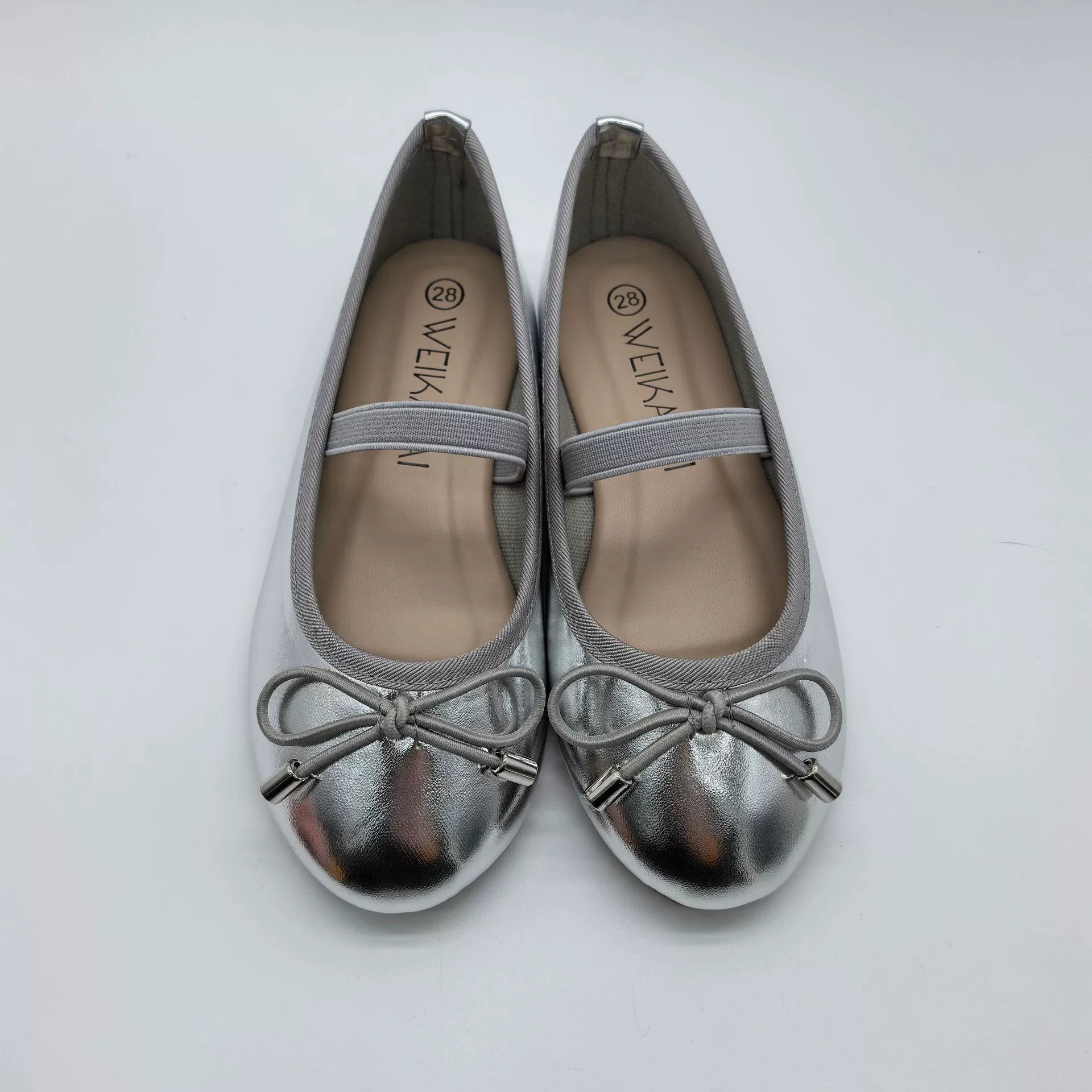 Новые модные серебряные туфли для девочек с бантом, плоской подошвой и неглубоким вырезом, оптом от производителя