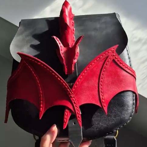 跨境热销 复古棕蓝撞色造型斜挎包 小众设计蓝龙翼饰奇幻风手机包