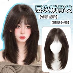 子碁のかつらの女性は自然に高レベルの中で長い鎖骨の髪をシミュレーションして顔を直します。