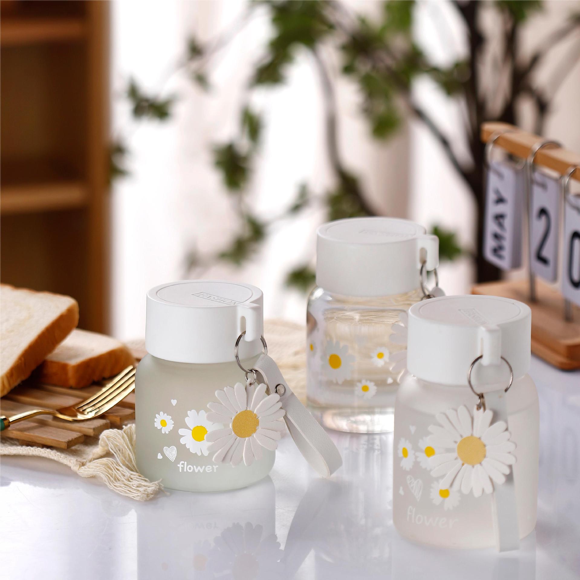 Fábrica de suministro directo de margarita en línea tazas de agua de alto valor facial de las niñas vasos de vidrio portátiles de cuerda cerrados no fugas nuevas