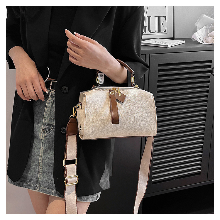 Women's Pu Leather Solid Color Elegant Pillow Shape Zipper Handbag display picture 3