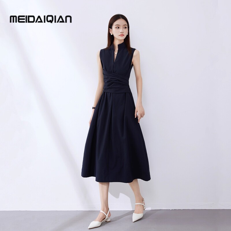 Sleeveless Dress for Women with a Draping Design, Niche Waist-Cinching, Slimming, Tie-Up, Hepburn-Style Long Dress, Elegant for Commuting