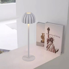 モダンなシンプルなリビングルームの寝室のブラインドスタンドLEDサンプルルーム装飾高脚電気スタンドテーブルタッチナイトライト