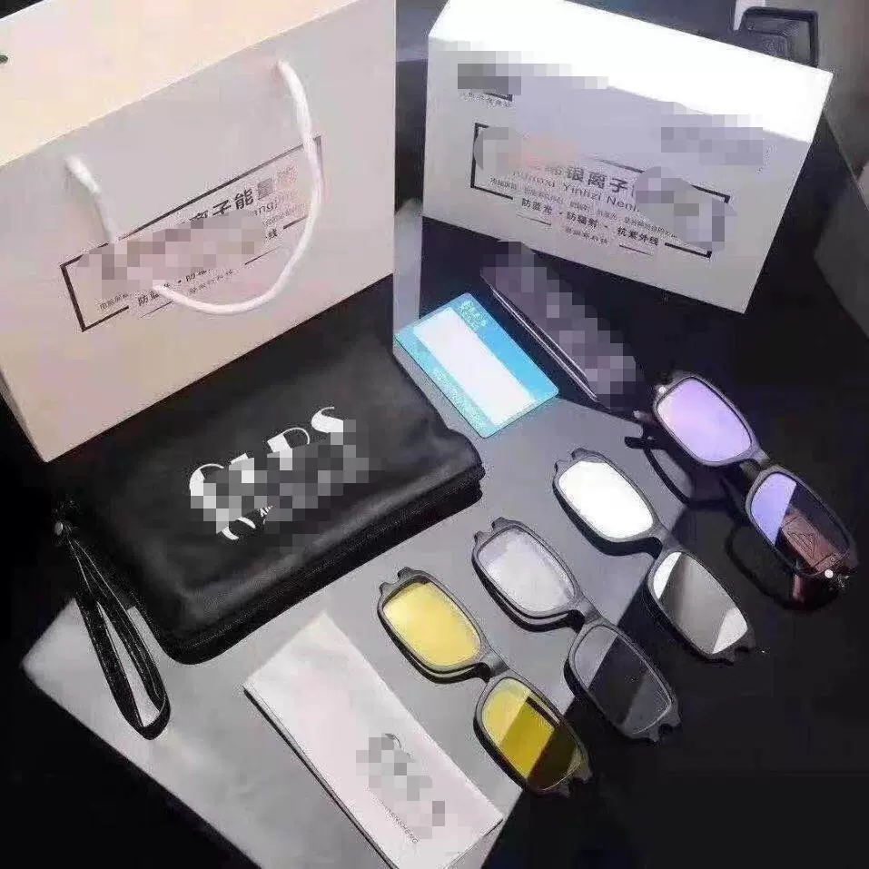 Четыре в одном глаза излучают синий свет