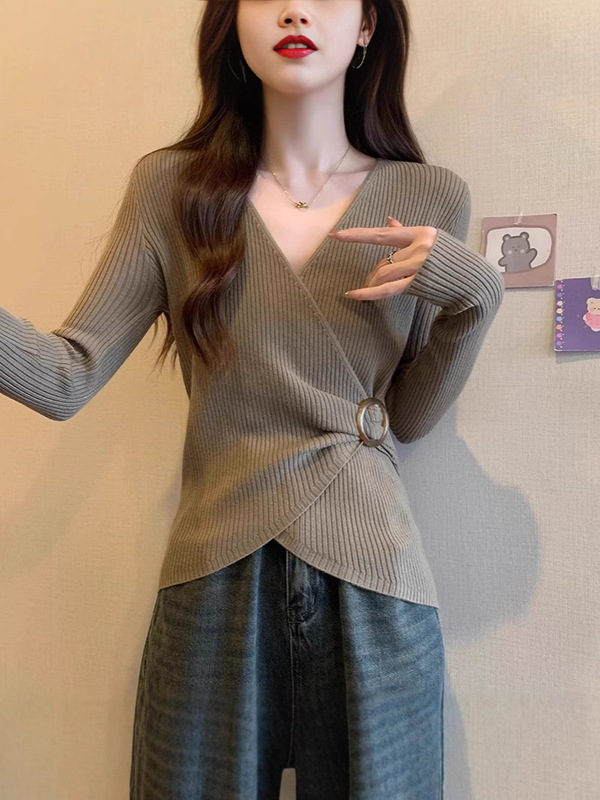 春と秋の薄いvネックは長袖のニットの上着を身につけます。|undefined