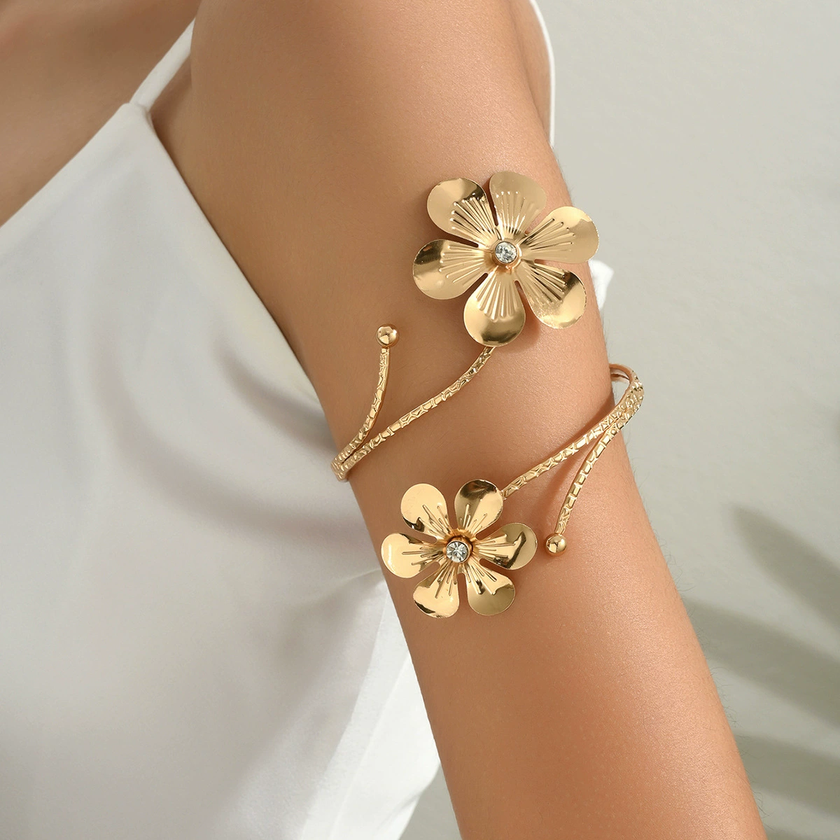 Fashionable Flowered Metal Bracelet in Gold or Silver, Lightweight Luxury Accessory, 6.5cm