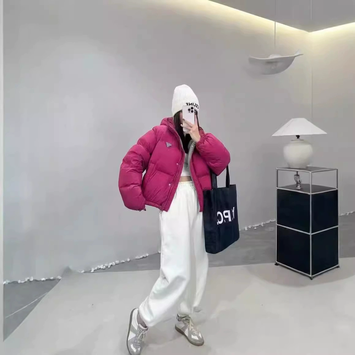 Женская короткая пуховая куртка с капюшоном контрастного цвета, новая модель зимы 2025, свободная повседневная куртка-пуховик из белого утиного пуха, теплая.