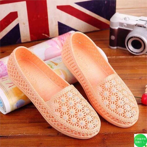 Summer Thick Sole Open-Toe Women's Beach Shoes, Holes for Nurses, White Work Shoes for Pregnant Women, Soft Soles, Waterproof Mother's Shoes