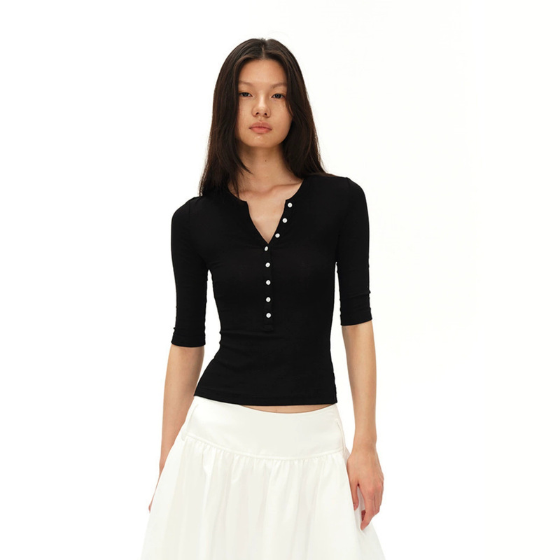 Korean-style women's half-sleeve henley collar t-shirt, 2026 summer collection, high-end design, slim-fit base shirt top Korean-style women's half-sleeve henley collar t-shirt, 2026 summer collection, high-end design, slim-fit base shirt top