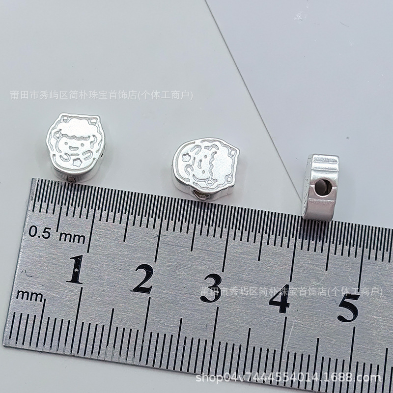 999 pure silver cartoon-style simple drawing of a little sheep, used as a charm bead or spacer bead for handmade DIY braided bracelets, pure silver sheep zodiac accessory