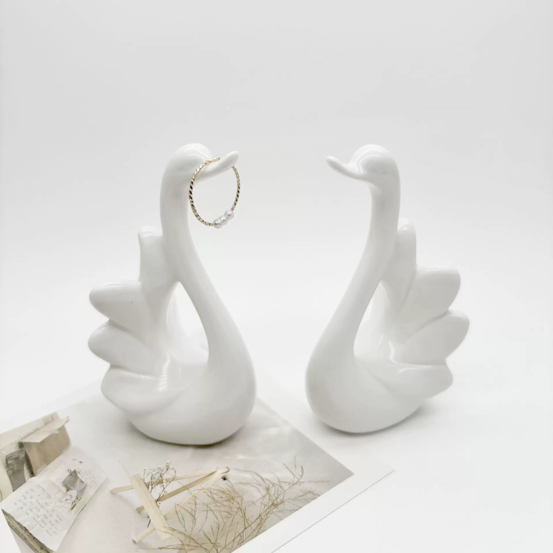 天鹅桌面摆件ins装饰品北欧陶瓷家居工艺品金色白色低头抬头天鹅