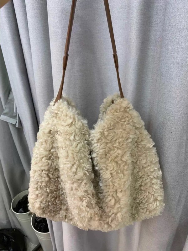秋冬の新型羊の毛の特の包みの緩みの感じのぬいぐるみのショルダーバッグの大容量の毛のふわふわしている斜めのショルダーバッグ|undefined
