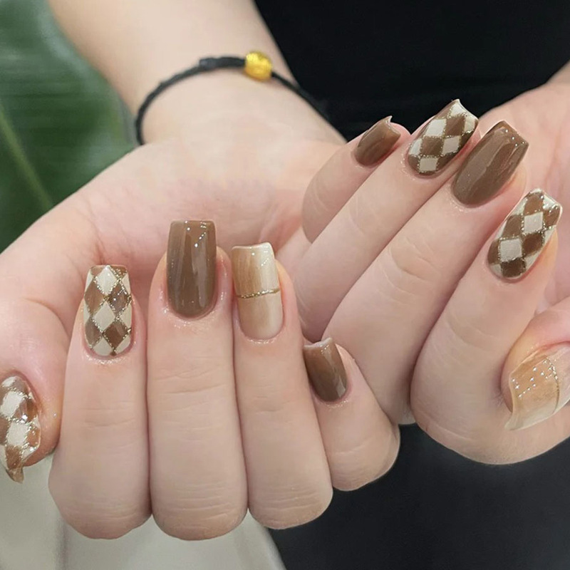 Autumn and winter white checkerboard simple all-match vignetting caramel brown daily short 24 pieces wearable nail patch Autumn and winter white checkerboard simple all-match vignetting caramel brown daily short 24 pieces wearable nail patch