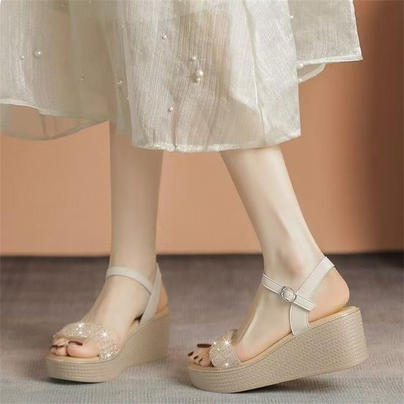 Sandalias de talón de pendiente para mujeres 2026 verano nuevo tipo de hebilla de hadas viento de talón de pendiente gruesa de fondo de sandalias no cansadas