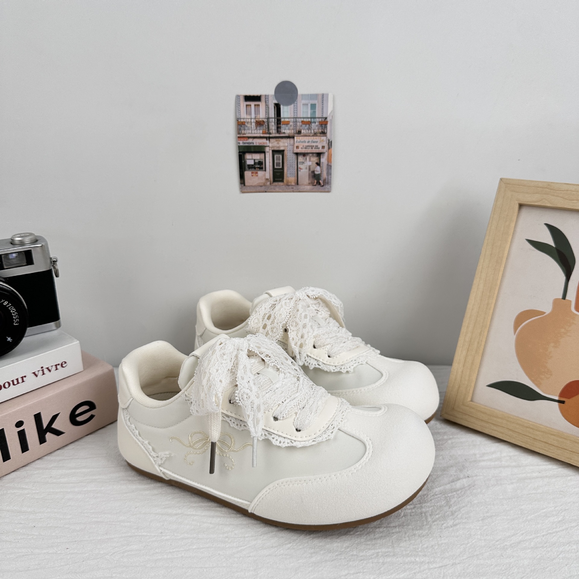 Zapatos blancos de ondas distantes de 2025 mujeres de verano ballet de encaje de zapatos de entrenamiento de estilo alemán, zapatos de skate casuales de nicho