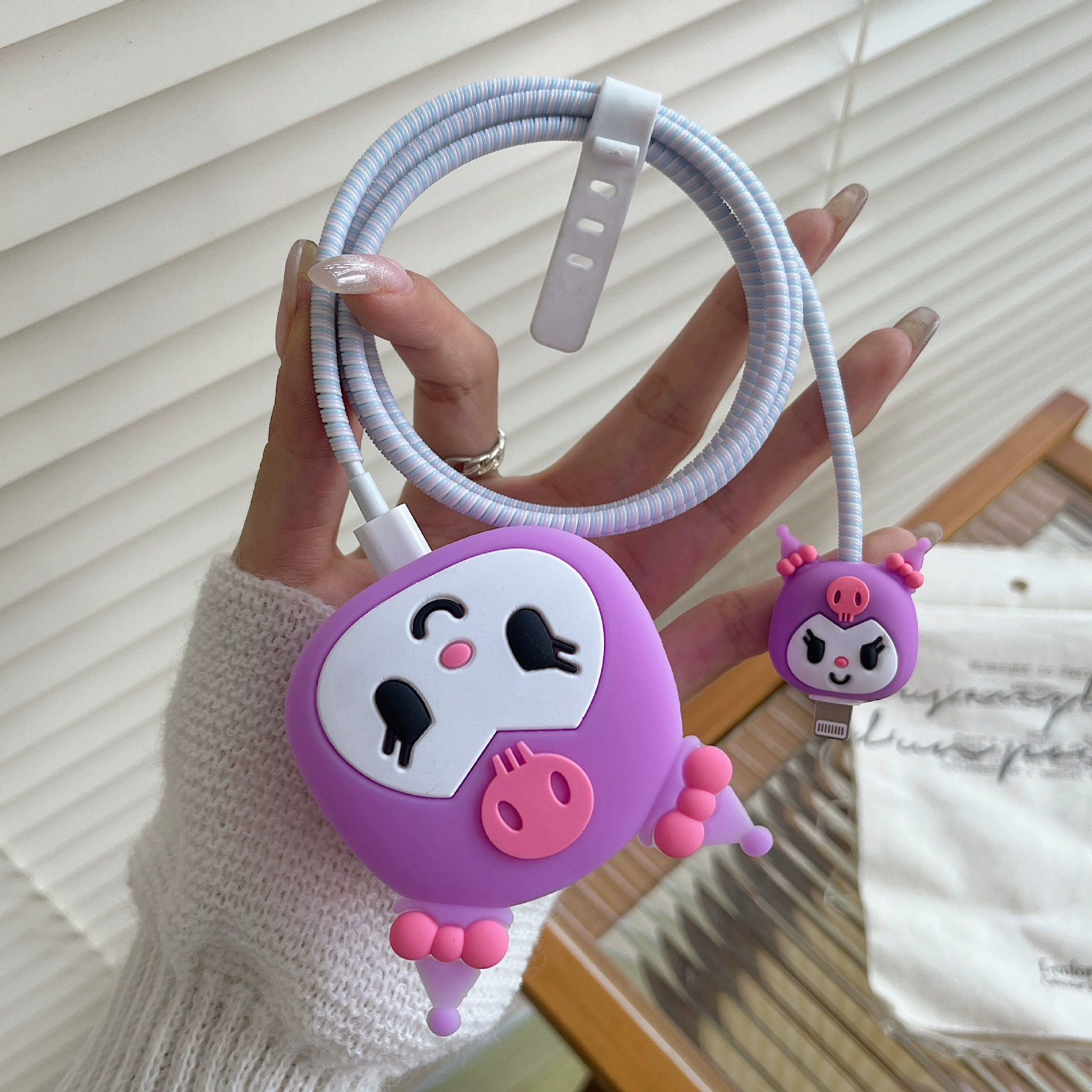 Фиолетовый электрический защитный чехол Coolmi подходит для трехконтактного защитного чехла зарядной головки Apple британского стандарта мощностью 25 Вт для предотвращения поломки.